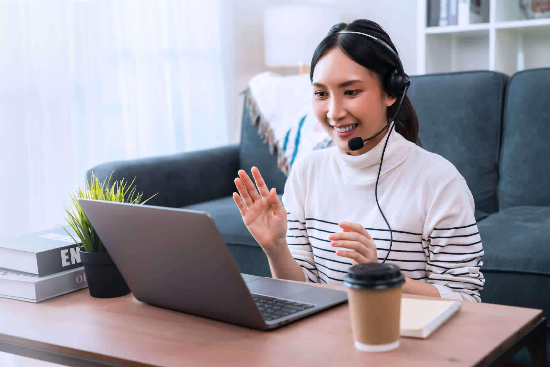 A CX representative helps a customer remotely